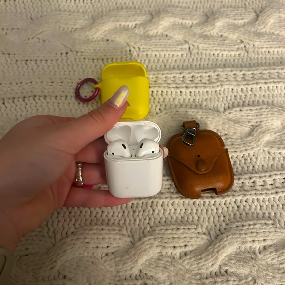 1st generation airpods - Picture 2 of 2